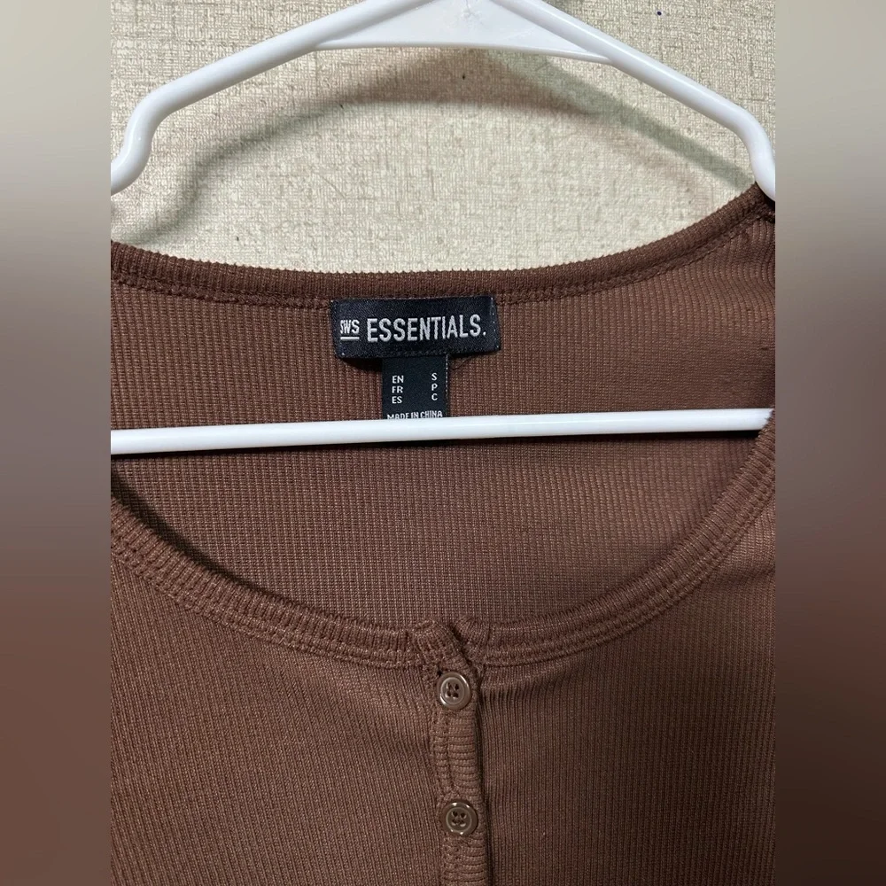 ESSENTIALS Women's Brown Ribbed Button-Front Crop Top - Picture 2 of 6